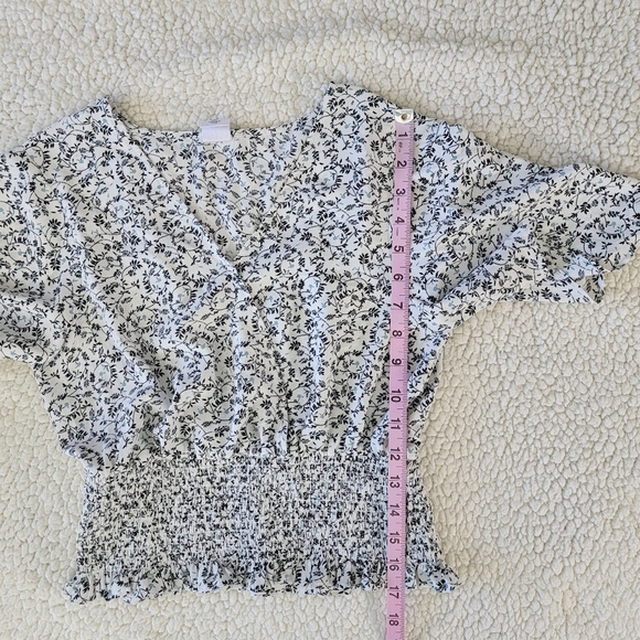 Melrose And Market V Neck Ruched Flutter Sleeve Floral Print Crop Top Size S - Picture 10 of 10